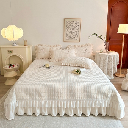 91家纺网 家纺一手货源 找家纺 （总）宜凡家纺 2023新款高克重牛奶绒绣花夹棉床盖三件套