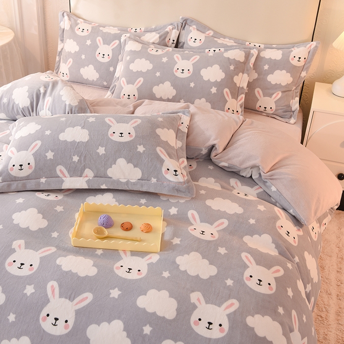 91家纺网 家纺一手货源 找家纺 简如 2025新款冰岛臻绵绒印花系列单被套牛奶绒单被套 菲菲兔