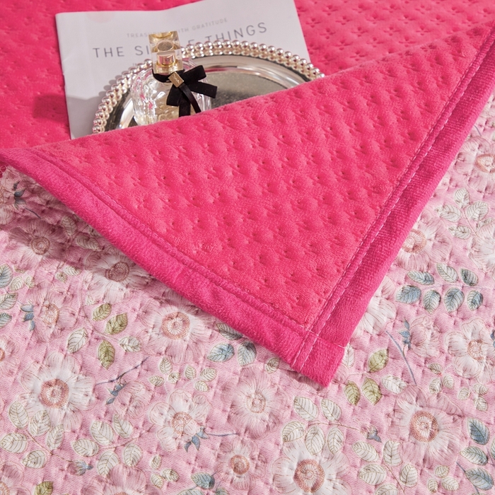 91家纺网 家纺一手货源 找家纺 晶缦家纺 2023新款华夫格牛奶绒床盖三件套 华夫格-玫红