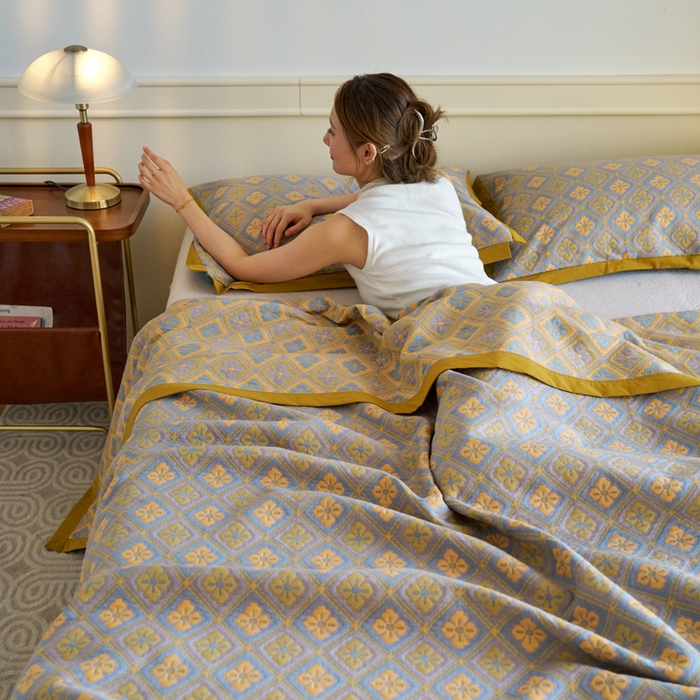 91家纺网 家纺一手货源 找家纺 棠薇 2023新款秋冬全棉三层纱床盖多功能纱布毯 格韵黄