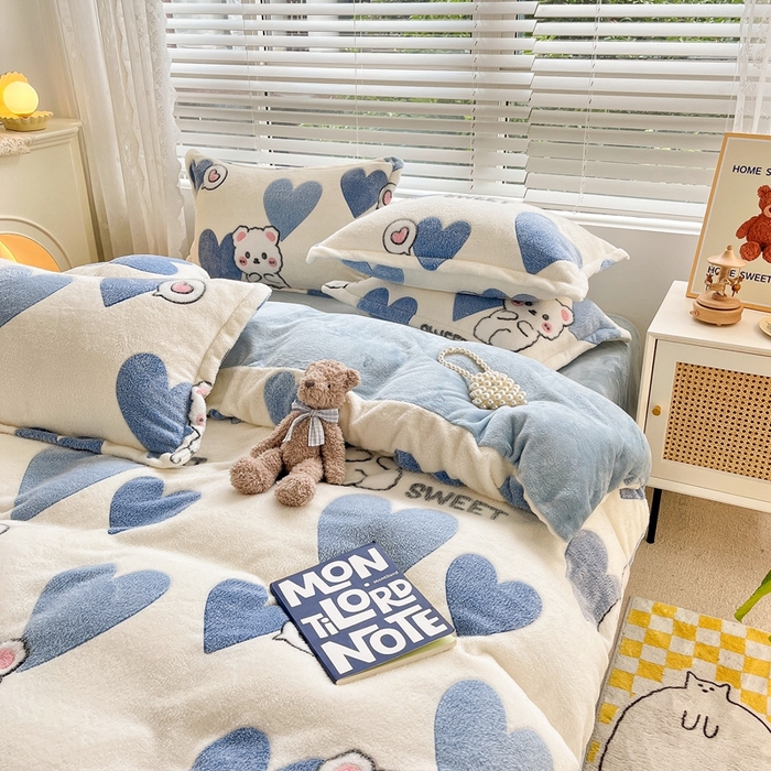 91家纺网 家纺一手货源 找家纺 苏拉家居 2023新款5D雕花雪花绒四件套 爱心熊