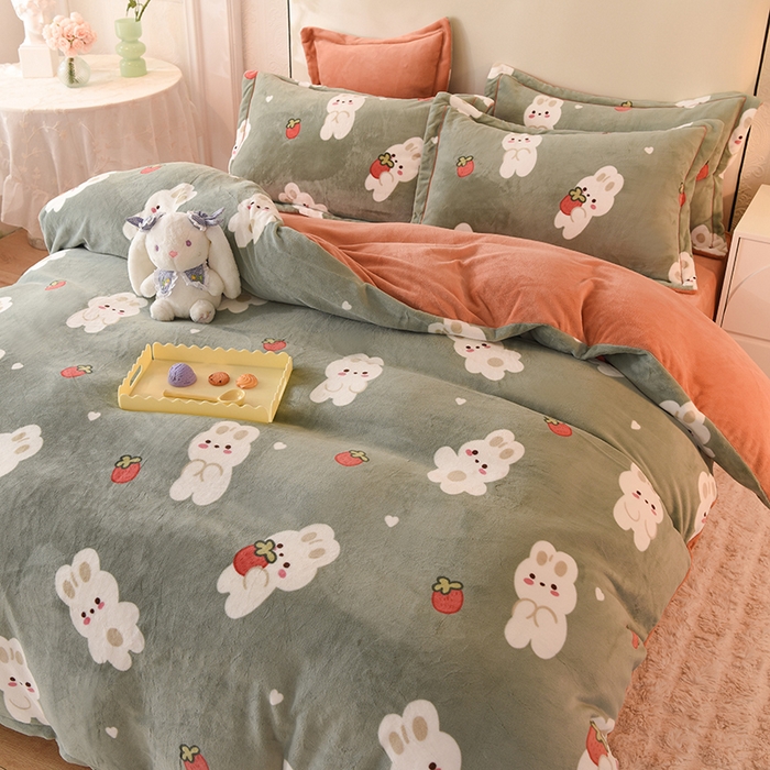 91家纺网 家纺一手货源 找家纺 2025新款冰岛臻棉绒印花系列牛奶绒小号三件套 草莓兔-绿