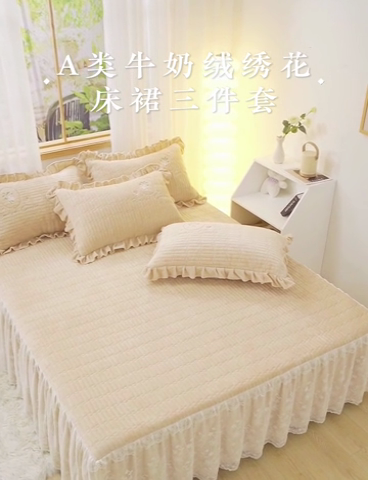 91家纺网 家纺一手货源 找家纺 （总）宜凡家纺 2023新款高克重牛奶绒绣花夹棉床裙三件套