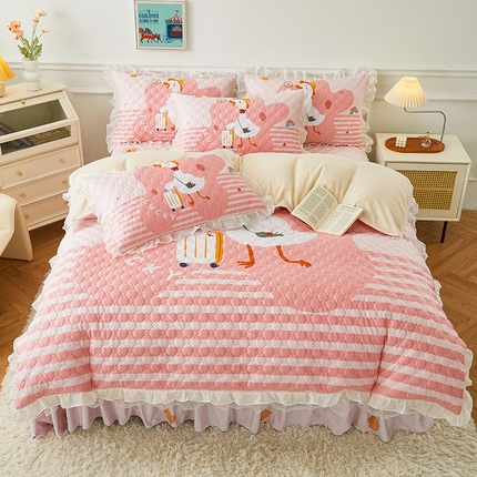 91家纺网 家纺一手货源 找家纺 爱思佳 2023新款180g水晶绒印花夹棉床裙款四件套卡通系列 旅行鸭