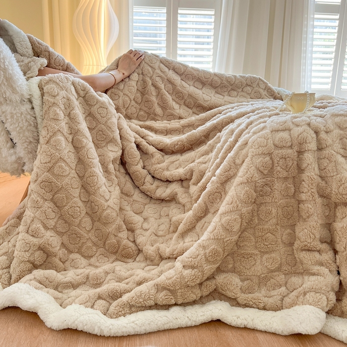 91家纺网 家纺一手货源 找家纺 欧邦 新款提花爱心款塔芙绒羊羔绒双层毛毯 米咖