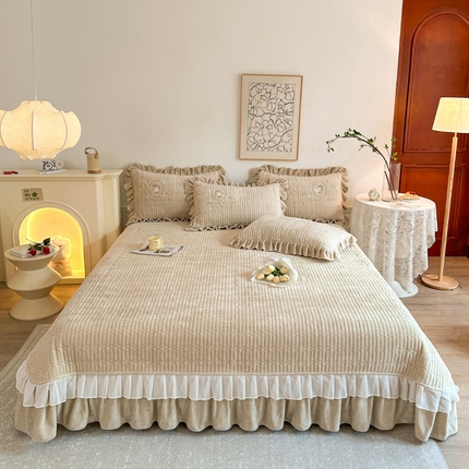 91家纺网 家纺一手货源 找家纺 宜凡家纺 2023新款高克重牛奶绒绣花夹棉床盖三件套 镜花园-兔浅棕