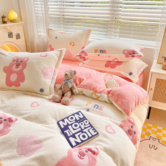 91家纺网 家纺一手货源 找家纺 苏拉家居 2023新款5D雕花雪花绒四件套 草莓熊