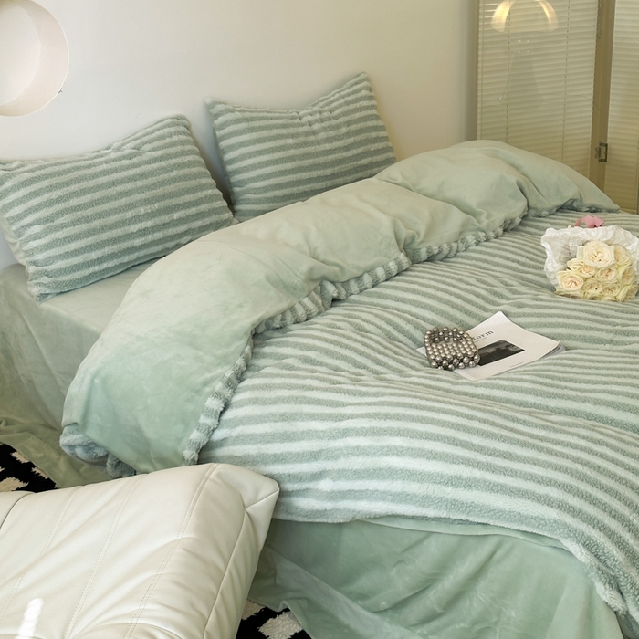 91家纺网 家纺一手货源 找家纺 玛奇朵 2023新款秋冬新品色织泰兔绒系列四件套 泰兔绒-条纹绿