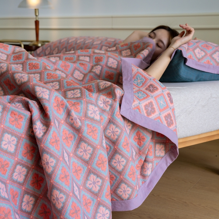 91家纺网 家纺一手货源 找家纺 棠薇 2023新款秋冬全棉三层纱床盖多功能纱布毯 格韵粉