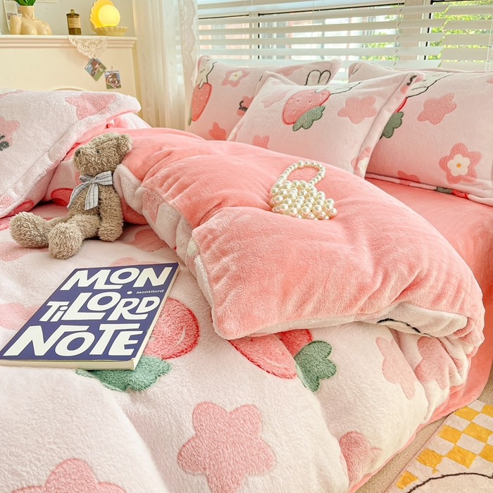 91家纺网 家纺一手货源 找家纺 苏拉家居 2023新款5D雕花雪花绒四件套 草莓兔