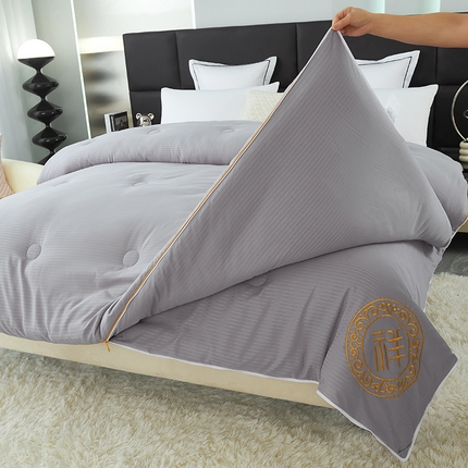 91家纺网 家纺一手货源 找家纺 （总）样样红被业 2023新款缎条绣花拉链款子母被