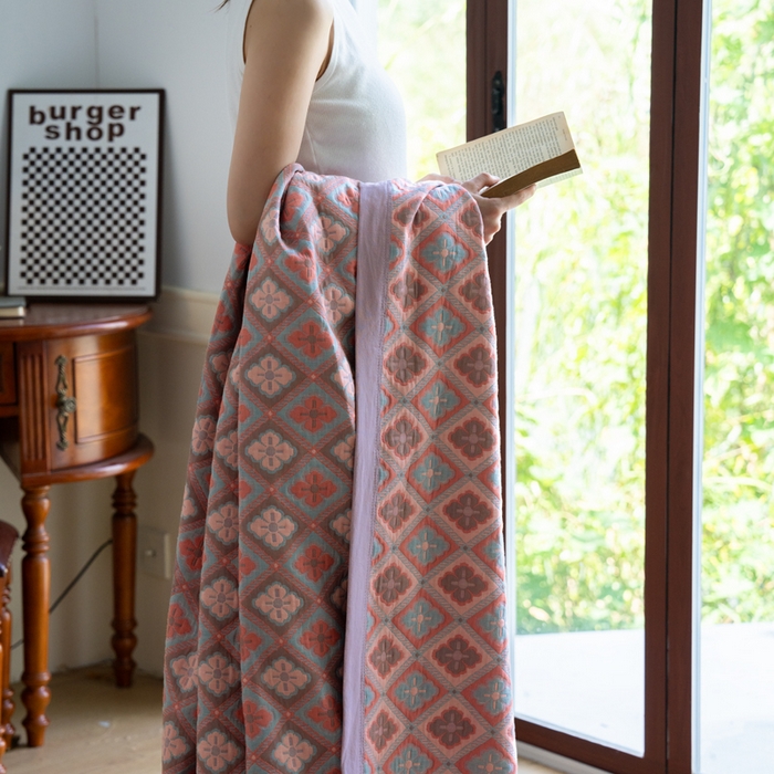 91家纺网 家纺一手货源 找家纺 棠薇 2023新款秋冬全棉三层纱床盖多功能纱布毯 格韵粉