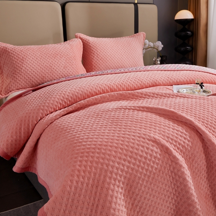 91家纺网 家纺一手货源 找家纺 晶缦家纺 2023新款华夫格牛奶绒床盖三件套 华夫格-粉玉