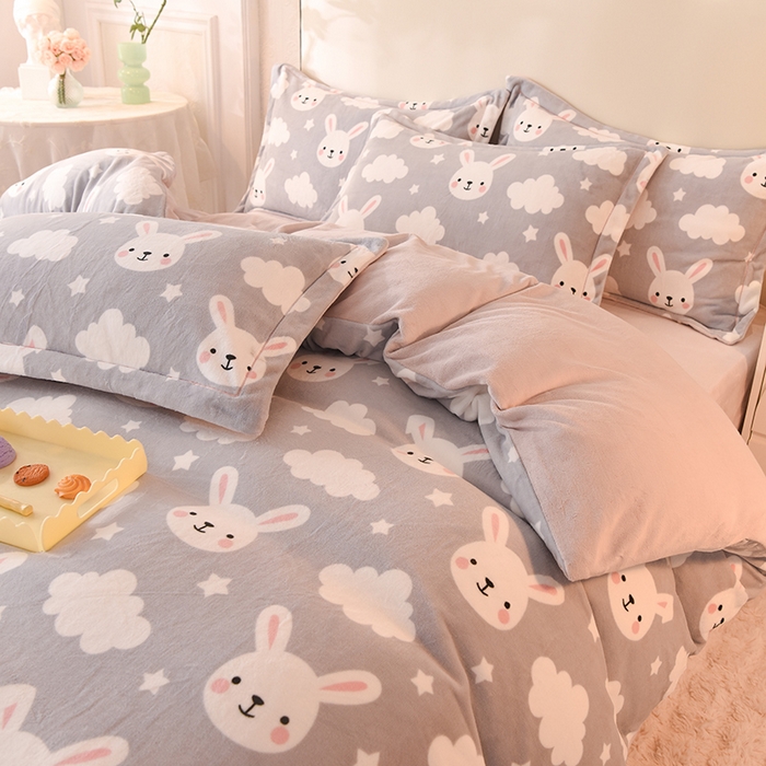 91家纺网 家纺一手货源 找家纺 简如 2025新款冰岛臻绵绒印花系列单被套牛奶绒单被套 菲菲兔