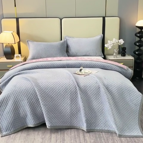 91家纺网 家纺一手货源 找家纺 晶缦家纺 2023新款华夫格牛奶绒床盖三件套 华夫格-浅灰