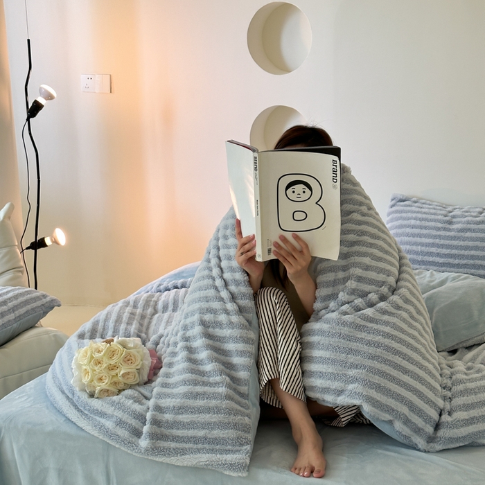 91家纺网 家纺一手货源 找家纺 玛奇朵 2023新款秋冬新品色织泰兔绒系列四件套 泰兔绒-条纹蓝