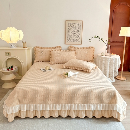 91家纺网 家纺一手货源 找家纺 （总）宜凡家纺 2023新款高克重牛奶绒绣花夹棉床盖三件套