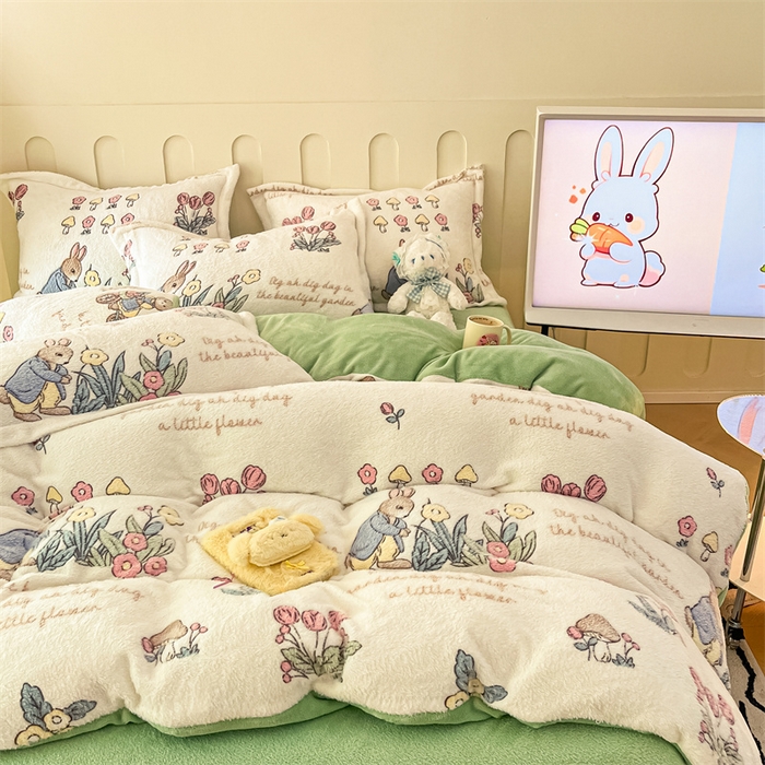 91家纺网 家纺一手货源 找家纺 苏拉家居 2023新款5D雕花雪花绒四件套 采花小兔