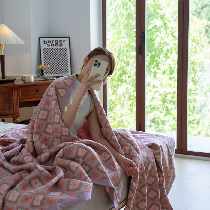 91家纺网 家纺一手货源 找家纺 棠薇 2023新款秋冬全棉三层纱床盖多功能纱布毯 格韵粉