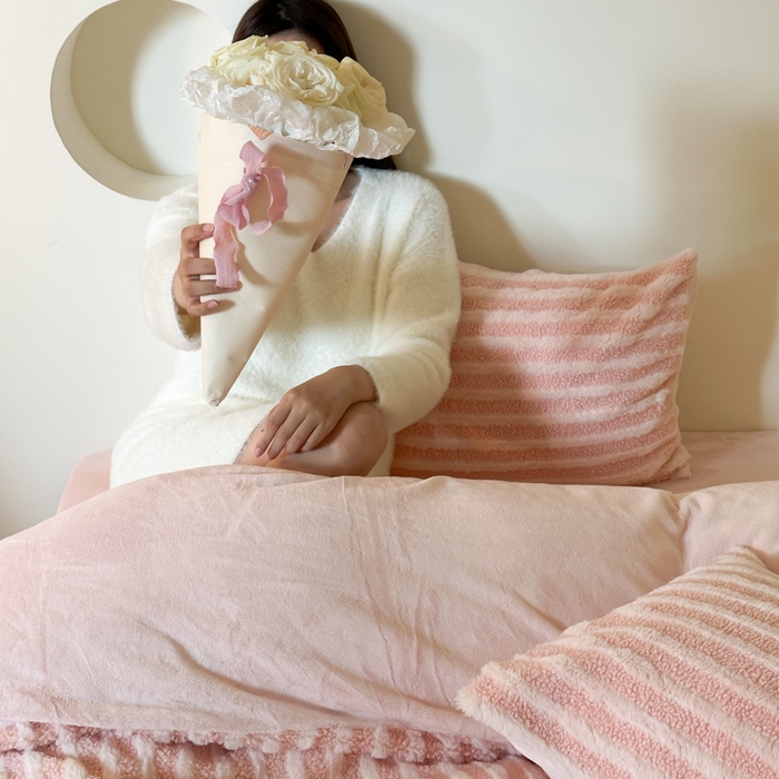 91家纺网 家纺一手货源 找家纺 玛奇朵 2023新款秋冬新品色织泰兔绒系列四件套 泰兔绒-条纹粉