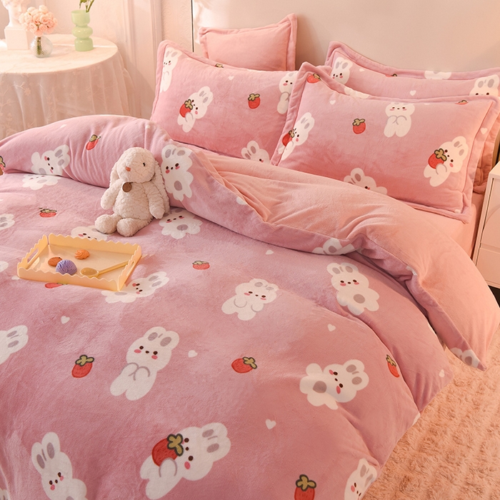 91家纺网 家纺一手货源 找家纺 简如 2025新款冰岛臻绵绒印花系列单被套牛奶绒单被套 草莓兔-苏桃粉