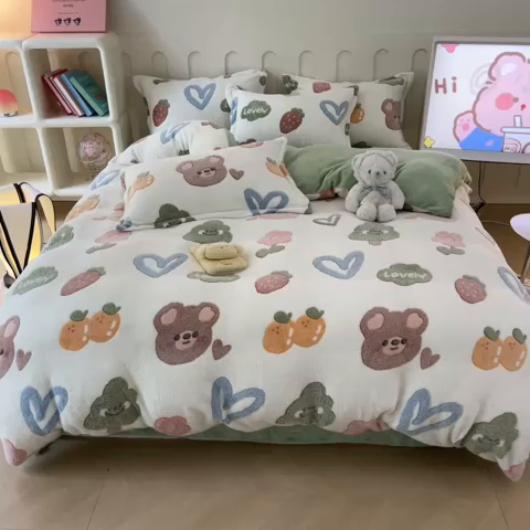 91家纺网 家纺一手货源 找家纺 苏拉家居 2023新款5D雕花雪花绒四件套 水果小熊