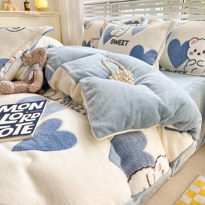 91家纺网 家纺一手货源 找家纺 苏拉家居 2023新款5D雕花雪花绒四件套 爱心熊