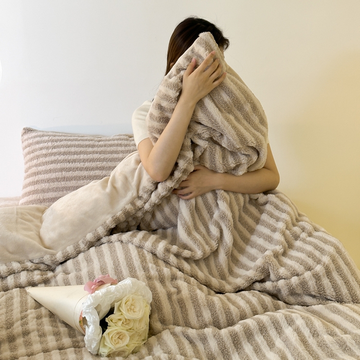 91家纺网 家纺一手货源 找家纺 玛奇朵 2023新款秋冬新品色织泰兔绒系列四件套 泰兔绒-条纹咖