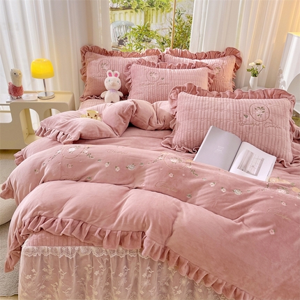 91家纺网 家纺一手货源 找家纺 （总）宜凡家纺 2023新款高克重牛奶绒绣花夹棉床裙四件套