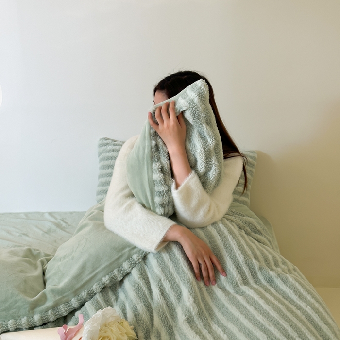 91家纺网 家纺一手货源 找家纺 玛奇朵 2023新款秋冬新品色织泰兔绒系列四件套 泰兔绒-条纹绿