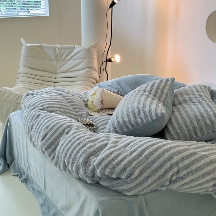 91家纺网 家纺一手货源 找家纺 玛奇朵 2023新款秋冬新品色织泰兔绒系列四件套 泰兔绒-条纹蓝