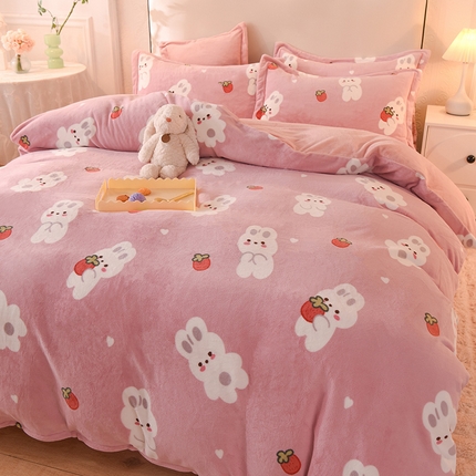 91家纺网 家纺一手货源 找家纺 2025新款冰岛臻棉绒印花系列牛奶绒小号三件套 草莓兔-苏桃粉