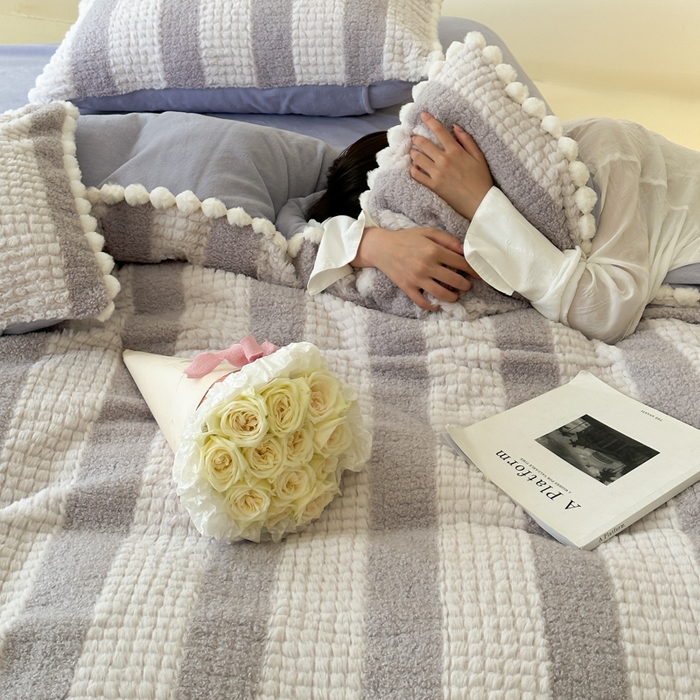 91家纺网 家纺一手货源 找家纺 玛奇朵 2023新款秋冬新品泰兔绒提花-朵以系列四件套 朵以-紫