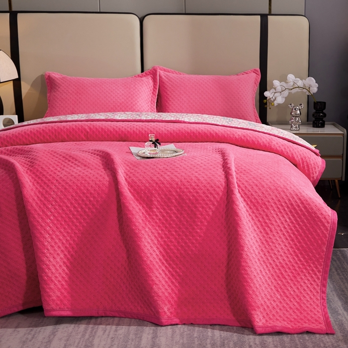 91家纺网 家纺一手货源 找家纺 晶缦家纺 2023新款华夫格牛奶绒床盖三件套 华夫格-玫红