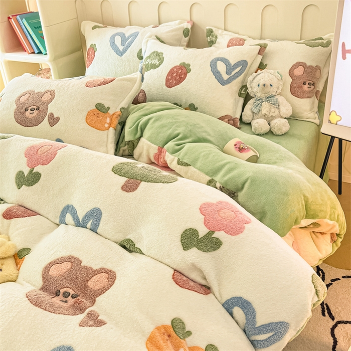 91家纺网 家纺一手货源 找家纺 苏拉家居 2023新款5D雕花雪花绒四件套 水果小熊