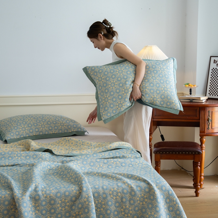 91家纺网 家纺一手货源 找家纺 棠薇 2023新款秋冬全棉三层纱床盖多功能纱布毯 太阳神豆青