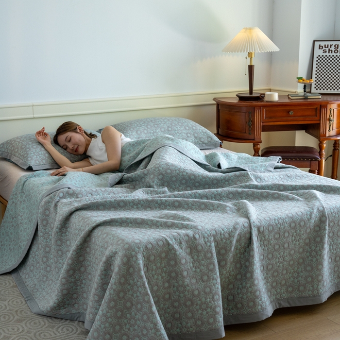 91家纺网 家纺一手货源 找家纺 棠薇 2023新款秋冬全棉三层纱床盖多功能纱布毯 太阳神湖灰