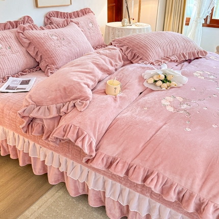 宜凡家纺 2023新款高克重牛奶绒绣花夹棉床盖四件套 镜花园-豆沙粉