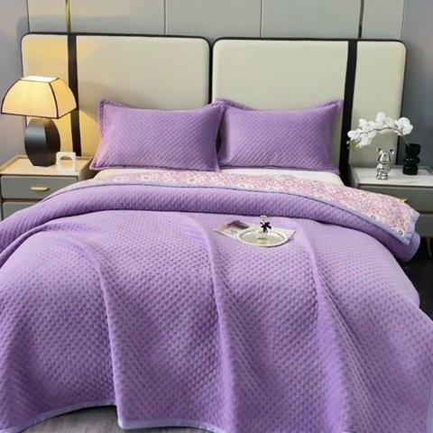 91家纺网 家纺一手货源 找家纺 晶缦家纺 2023新款华夫格牛奶绒床盖三件套 华夫格-浅紫