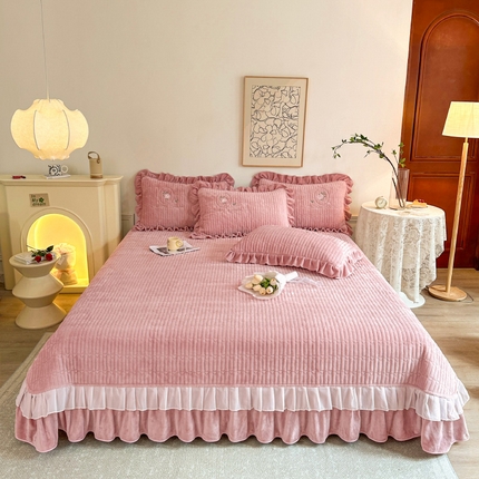 91家纺网 家纺一手货源 找家纺 宜凡家纺 2023新款高克重牛奶绒绣花夹棉床盖三件套 镜花园-豆沙粉