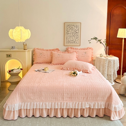 91家纺网 家纺一手货源 找家纺 （总）宜凡家纺 2023新款高克重牛奶绒绣花夹棉床盖三件套