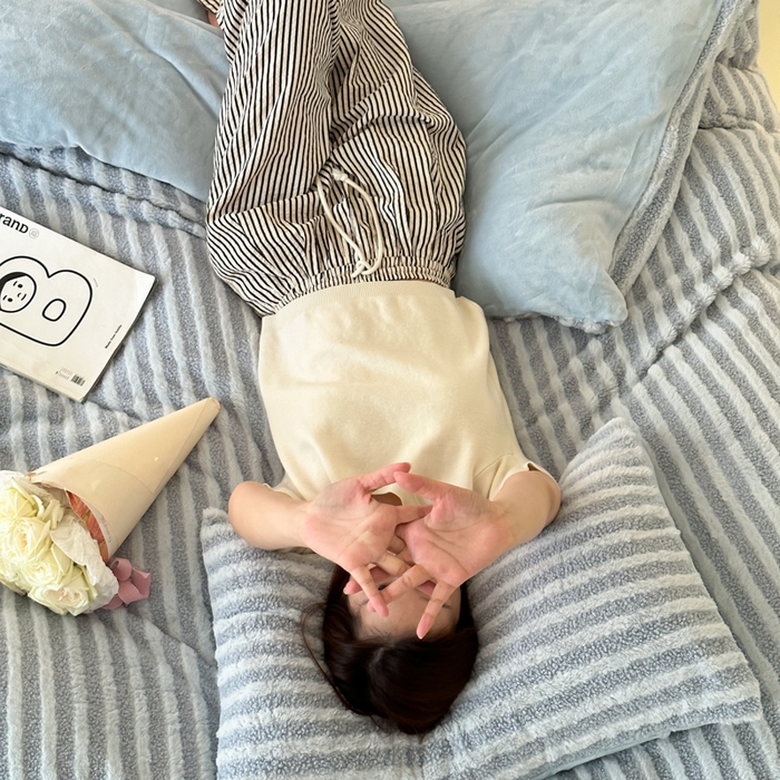 91家纺网 家纺一手货源 找家纺 玛奇朵 2023新款秋冬新品色织泰兔绒系列四件套 泰兔绒-条纹蓝