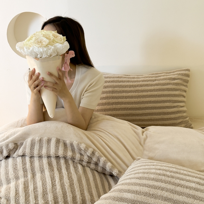 91家纺网 家纺一手货源 找家纺 玛奇朵 2023新款秋冬新品色织泰兔绒系列四件套 泰兔绒-条纹咖