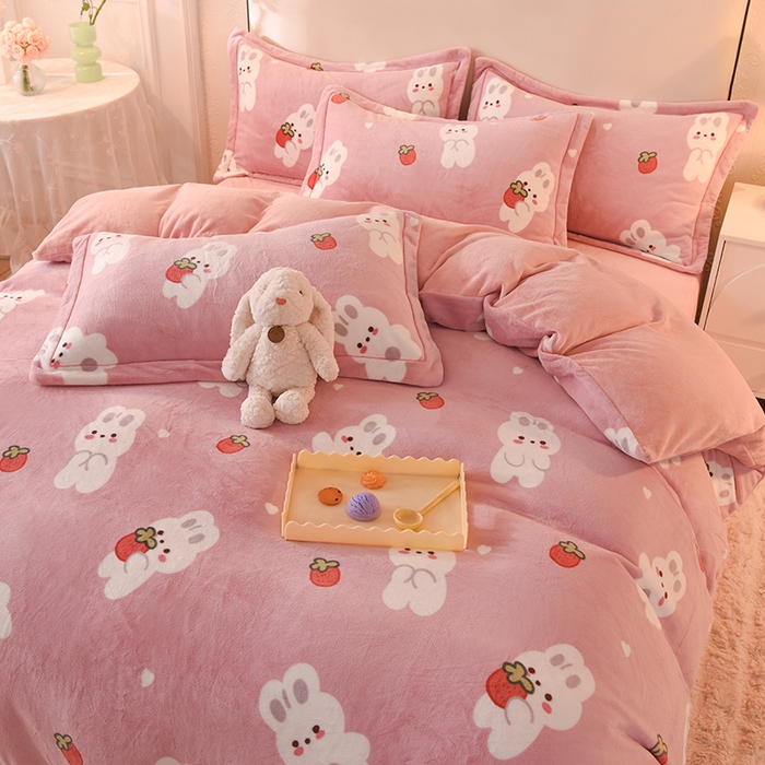 91家纺网 家纺一手货源 找家纺 简如 2025新款冰岛臻绵绒印花系列单被套牛奶绒单被套 草莓兔-苏桃粉