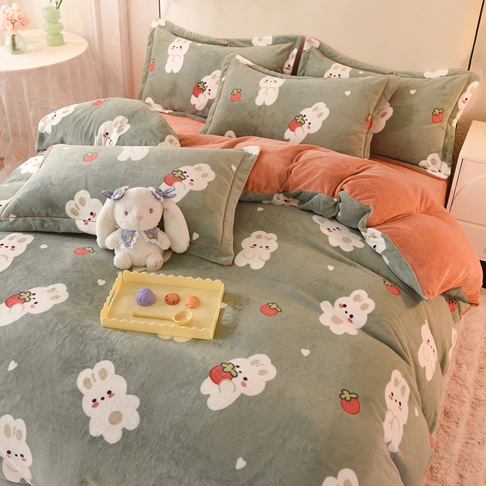 91家纺网 家纺一手货源 找家纺 2025新款冰岛臻棉绒印花系列牛奶绒小号三件套 草莓兔-绿