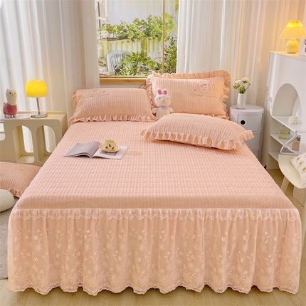 91家纺网 家纺一手货源 找家纺 （总）宜凡家纺 2023新款高克重牛奶绒绣花夹棉床裙三件套