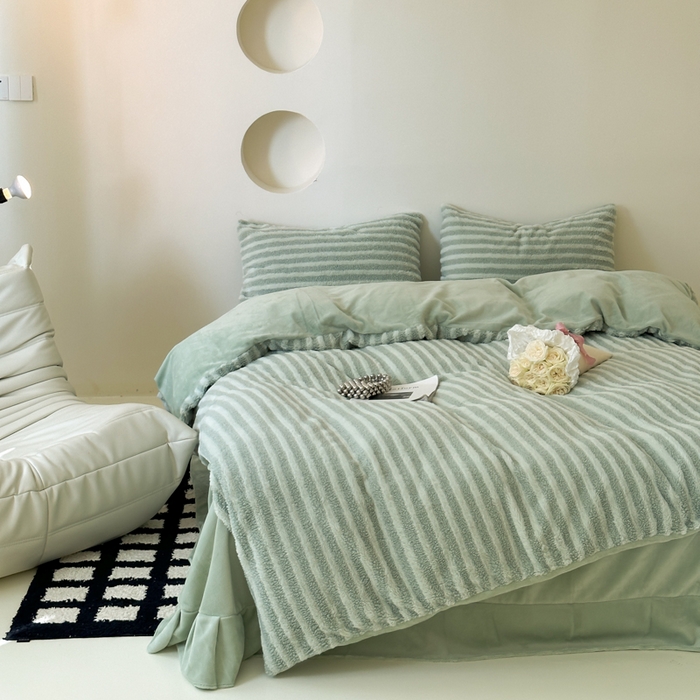 91家纺网 家纺一手货源 找家纺 玛奇朵 2023新款秋冬新品色织泰兔绒系列四件套 泰兔绒-条纹绿