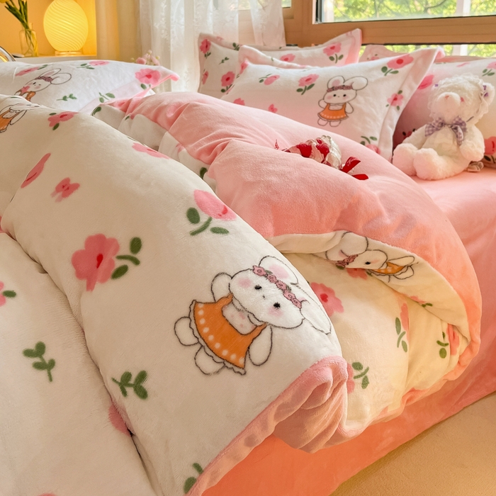 91家纺网 家纺一手货源 找家纺 慕澄家纺 2023新款小清新牛奶绒印花四件套 粉粉兔