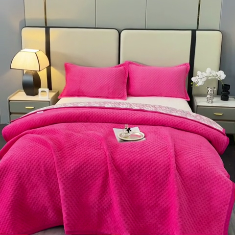 91家纺网 家纺一手货源 找家纺 晶缦家纺 2023新款华夫格牛奶绒床盖三件套 华夫格-玫红
