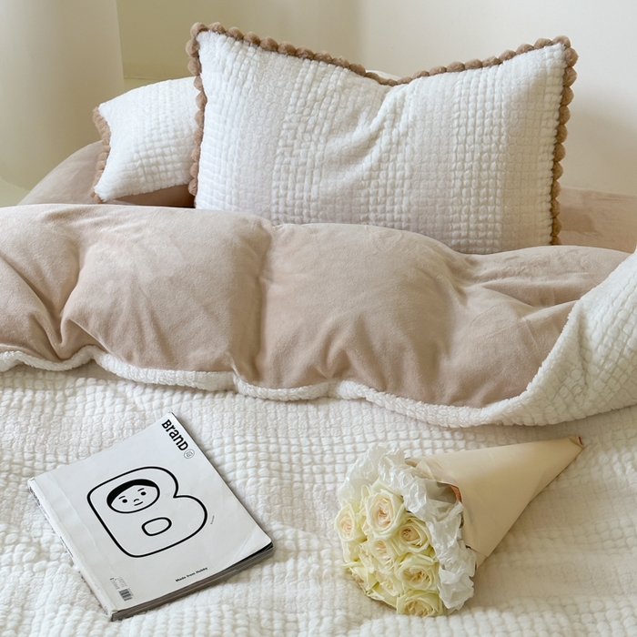 91家纺网 家纺一手货源 找家纺 玛奇朵 2023新款秋冬新品泰兔绒提花-朵以系列四件套 朵以-白